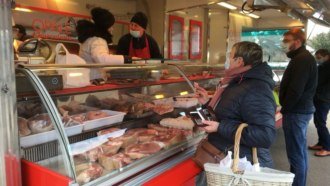 Par -5 degrés, les habitués se rendent quand même sur les marchés !