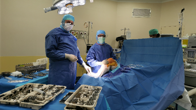 Première dans le Calaisis : pose d’une prothèse totale du genou en ambulatoire à la clinique des 2 Caps 