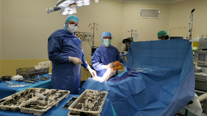 Première dans le Calaisis : pose d’une prothèse totale du genou en ambulatoire à la clinique des 2 Caps