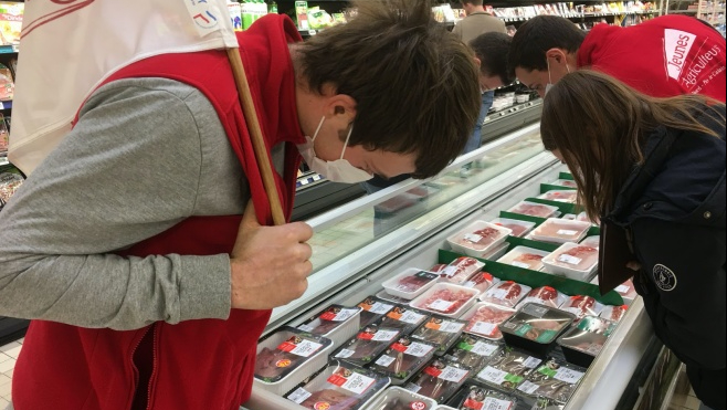 En pleines négociations sur les prix, les agriculteurs font pression dans les supermarchés !