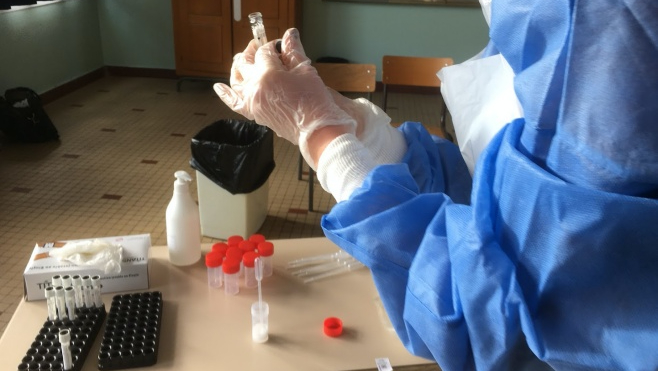 A Boulogne, les écoliers ont fait les premiers tests salivaires !