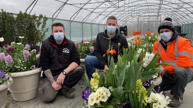 Au Touquet, les fleurs qui égayent les rues sont produites en interne