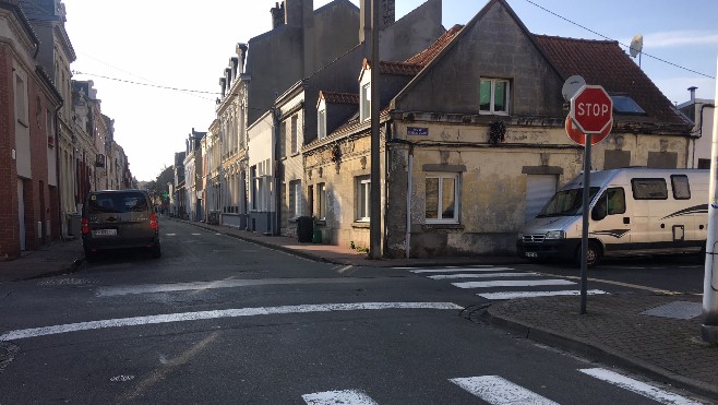 Installation de nouveaux panneaux STOP à Calais