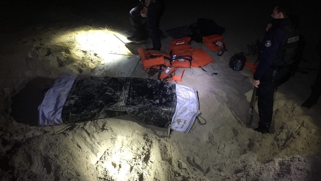 Calais : la Police découvre une embarcation et des gilets de sauvetage enfouis dans le sable
