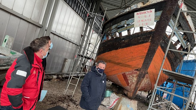 Etaples: un ancien bateau de pêcheur est en rénovation sur le port 
