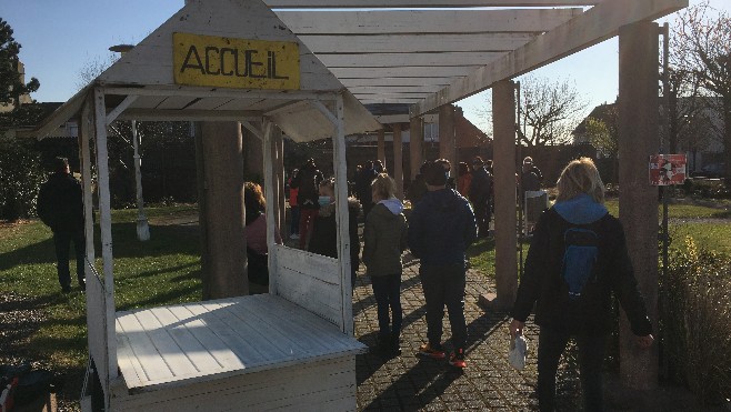 Chalets / Blériot : près de 50 personnes réunies autour de la mairie