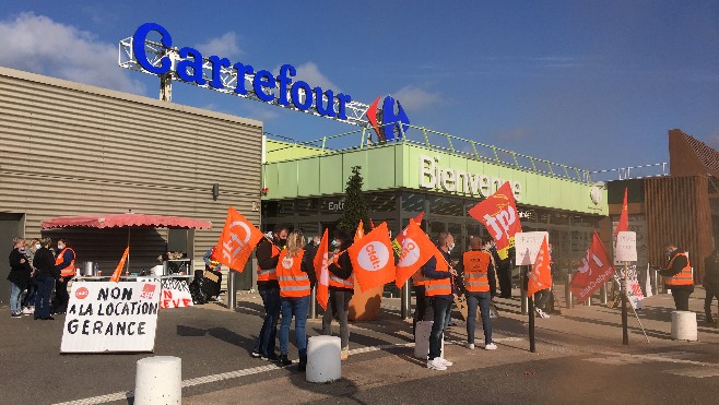 Manifestation ce vendredi des salariés du Carrefour Mi-voix à Calais. 