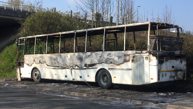 A Calais, un bus détruit par les flammes
