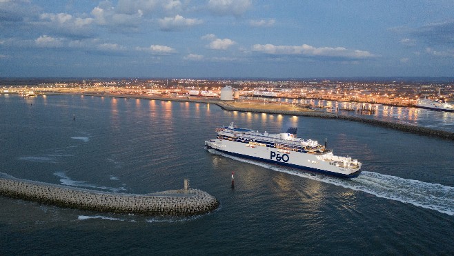 Calais : le premier bateau d'essai est entré dans le nouveau port samedi soir