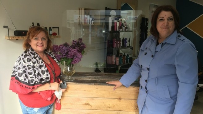 A Loon-plage, les commerçants distribuent des fleurs pour composer un bouquet fête des mères !