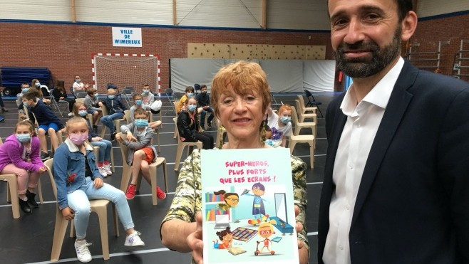 650 enfants de Wimereux ont reçu le livre « Super-Héros, plus forts que les écrans. »