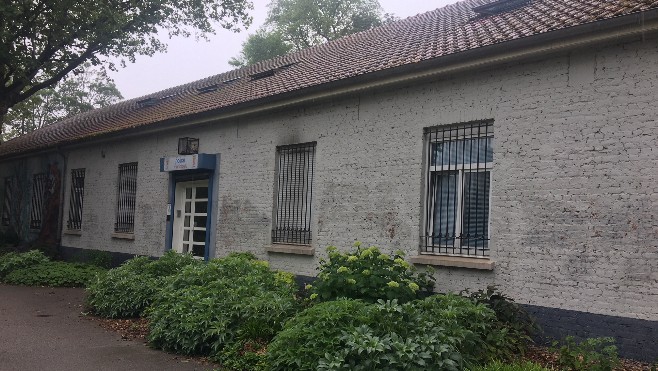 A Calais, la façade de la police municipale nettoyée après avoir été couverte de tags