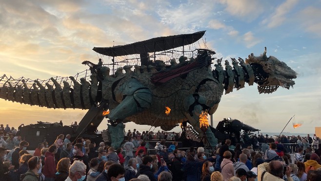 Calais: des milliers de visiteurs pour le spectacle grandiose du Dragon sur le front de mer