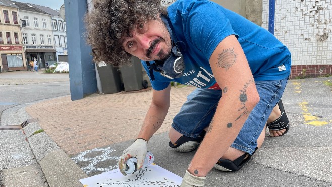 Desvres: le street artiste inkOj colore les rues de la ville 
