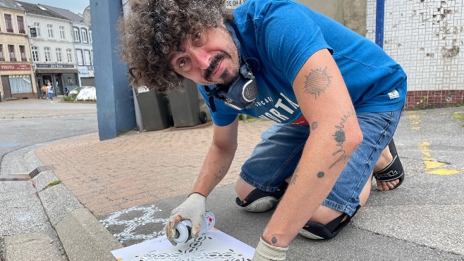 Desvres: le street artiste inkOj colore les rues de la ville