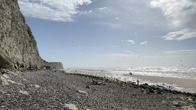 Le corps d'un homme découvert au pied des falaises à Escalles