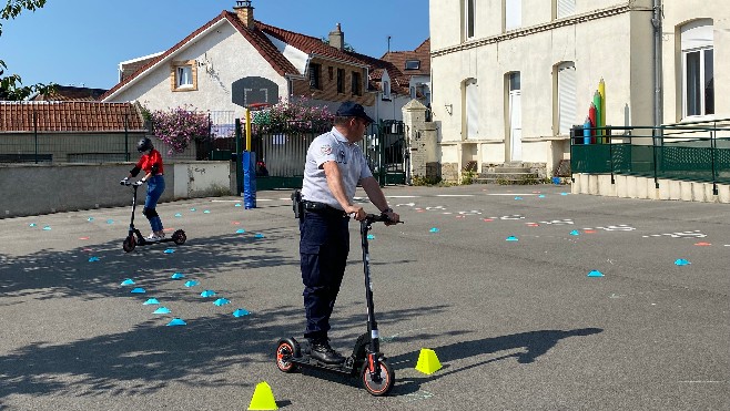 Outreau : des ados formés à la pratique de la trottinette électrique par la police.