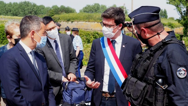 Le député du calaisis veut placer les migrants dans un centre fermé.