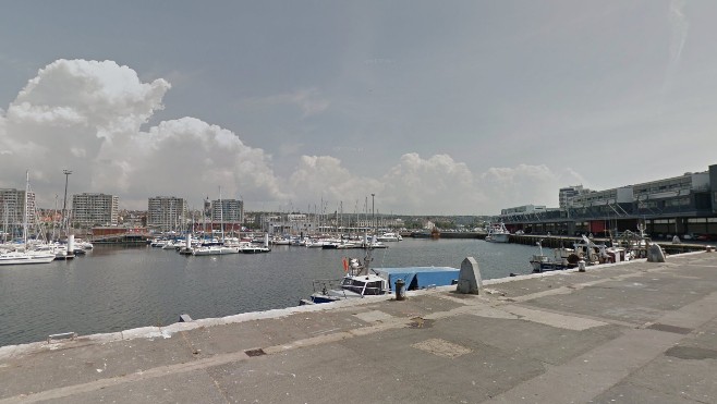 Boulogne: une voiture vide tombe à l'eau bassin Napoléon