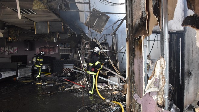 Dunkerque: un pompier légèrement blessé dans l'incendie de Cuir Center et Maison de la Literie
