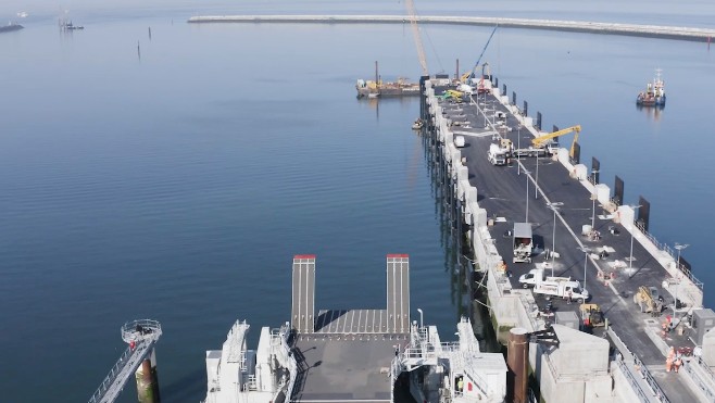 15 000 cornes de brume distribuées aux calaisiens pour l'inauguration du nouveau port