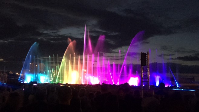 Le public globalement enchanté par le spectacle aquatique donné hier soir à Calais 