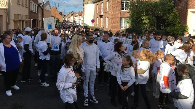Frévent : des centaines de collégiens et parents ont défilé en hommage à Chanel.