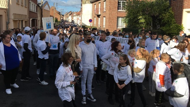 Frévent : des centaines de collégiens et parents ont défilé en hommage à Chanel.