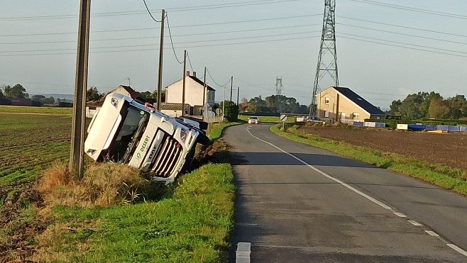 Bourbourg : la D1 fermée à la circulation pour relever un poids-lourd.