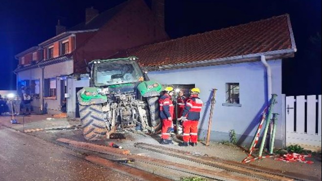 Frévent: un tracteur et sa remorque percute le garage d'une maison