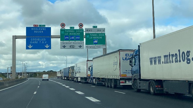 Trafic transmanche: les bouchons se résorbent au port, mais les files de camions persistent au Tunnel