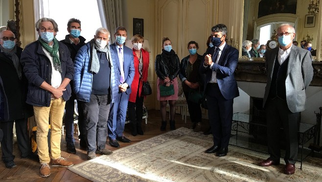 Montreuil sur mer : le sous-préfet remercie les soignants qui ont mis en place la vaccination contre la covid. 