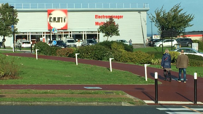 Saint-Martin-Boulogne : un iranien interpellé aprés avoir dégradé des voitures et agressé une femme sur le parking de Darty 