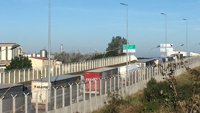 Calais : des files de poids-lours aux abords du port, les migrants tentent de monter à bord.