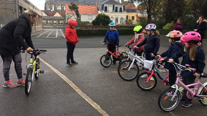 A Calais, Opale Vélo Services apprend aux enfants à rouler à vélo pendant les vacances de la Toussaint