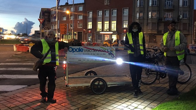 A Calais, Opale Vélo Services sensibilise les cyclistes à leur visibilité sur la route
