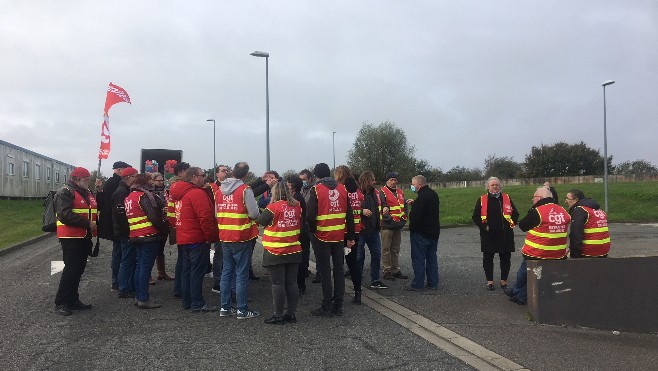 Les agents de la blanchisserie de l’hôpital de Calais manifestent contre la suppression de leurs 14 jours de RTT