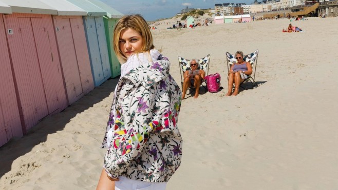 Louane fait la promo de la réédition de son album, avec une photo prise sur la plage de Berck