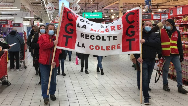 A Auchan Saint-Martin, salariés et syndicats ont défilé dans les rayons.