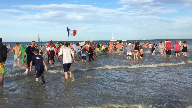 Des centaines de personnes pour le Bain du Nouvel an de Calais au Touquet !