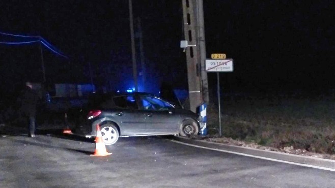 Zutkerque: un automobiliste termine sa course dans un poteau