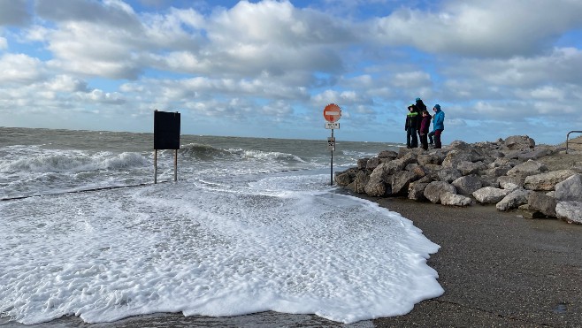 Le spectacle des grandes marées séduit toujours les promeneurs 