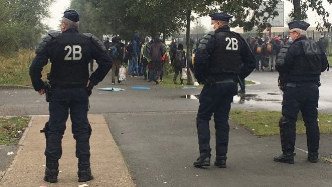 Un migrant poursuivi pour violence envers les forces de l’ordre relaxé