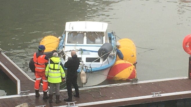 Boulogne: le bateau de plaisance qui avait sombré, a été remonté à la surface