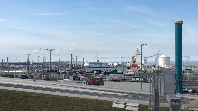 Le port de Calais toujours numéro 1 du fret transmanche, mais le trafic passagers s’effondre