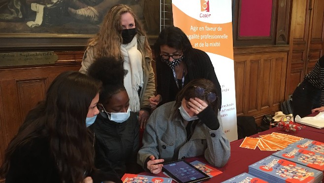 Une action « numériqu'elles » pour inciter les femmes à se lancer dans les métiers du numérique.