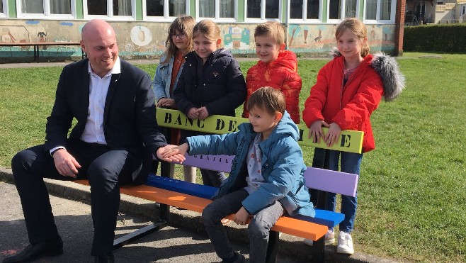 A Capelle-la-Grande, les écoliers peuvent s'asseoir sur des bancs de l'Amitié !