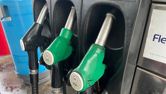 Hausse du carburant: des élus demandent une prime exceptionnelle pour les auxiliaires de vie sociale