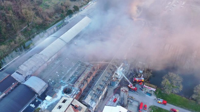 Blendecques : l'incendie de la cartonnerie est toujours en cours