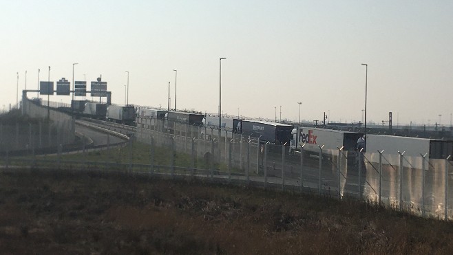 Calaisis: des kilomètres de files de camions sur l'A16 et la rocade portuaire